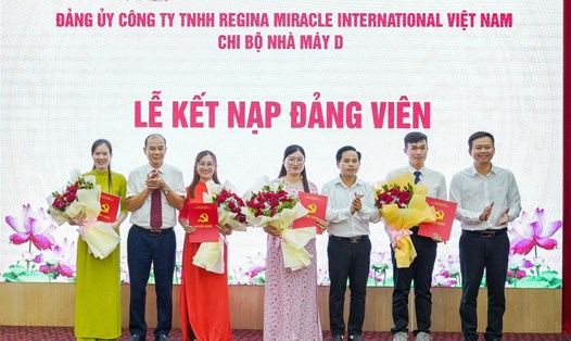 Các quần chúng ưu tú Công ty TNHH Regina Miracle International được kết nạp Đảng ngày 26.9. Ảnh: Mai Dung
