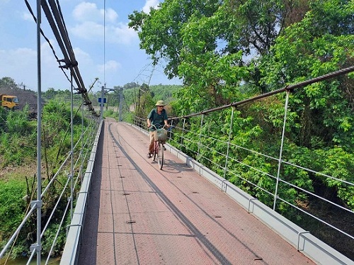 Mặt cầu treo đã được làm mới đảm bảo an toàn cho người dân đi qua. Ảnh Minh Hạnh 