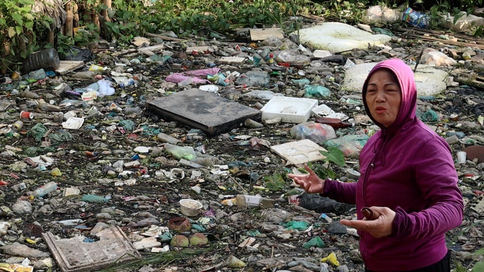 Người dân Thủ đô "kêu trời" vì sống khổ cạnh đoạn sông ô nhiễm nặng. Ảnh: Phương Thảo