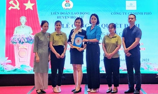 Bà Đinh Thị Đào, Chủ tịch LĐLĐ huyện Hoa Lư (Ninh Bình) trao quyết định thành lập CĐCS Công ty cổ phần Minh Phố. Ảnh: Diệu Anh