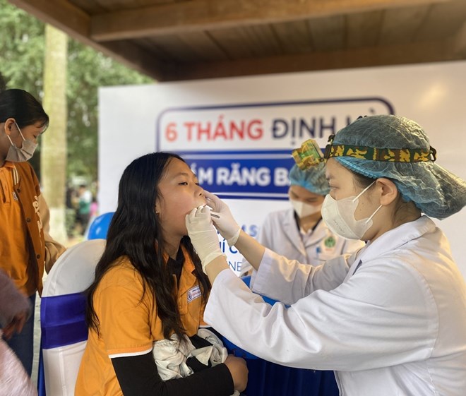 Việc vệ sinh răng miệng thông thường tại nhà khó giải quyết  tận gốc các vấn đề liên quan đến sức khỏe răng miệng. Ảnh Thùy Linh