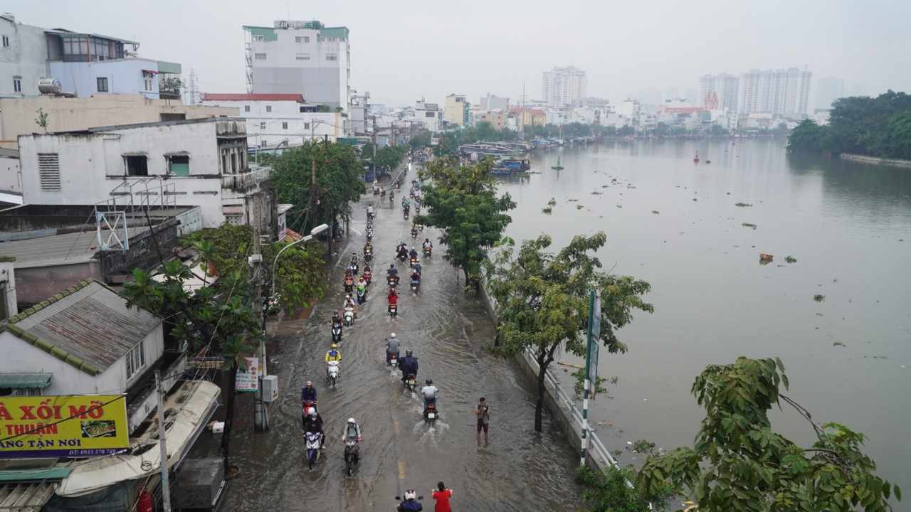 Từ khoảng 17h, triều cường bắt đầu dâng cao, khiến đoạn đường dài khoảng 300m từ gầm cầu Tân Thuận đến đoạn giao giữa Trần Xuân Soạn với Lâm Văn Bền bị ngập sâu từ 30-50cm. 