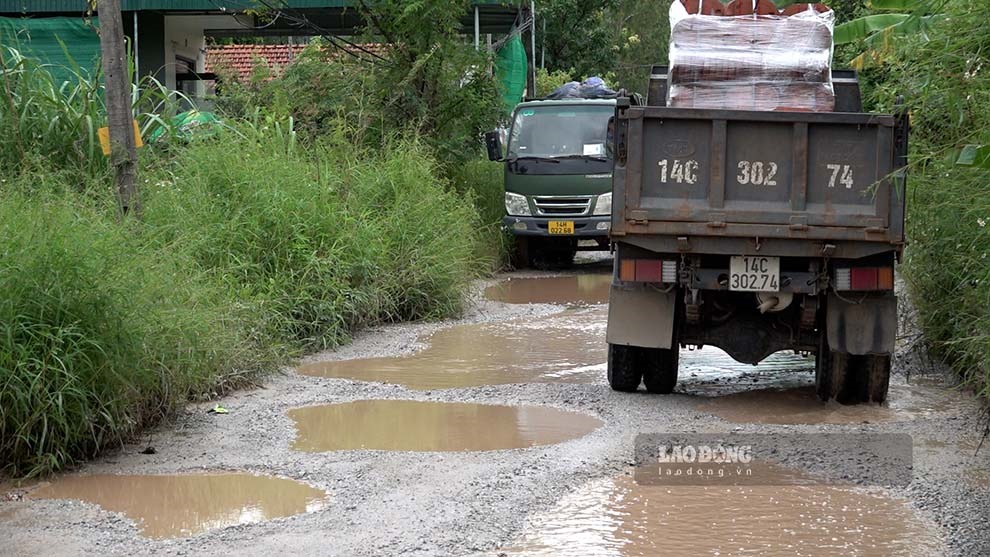 Đường Vũ Tướng, TX Quảng Yên là đường bê tông nhưng nay đã bị xuống cấp nghiêm trọng. Ảnh: Đoàn Hưng