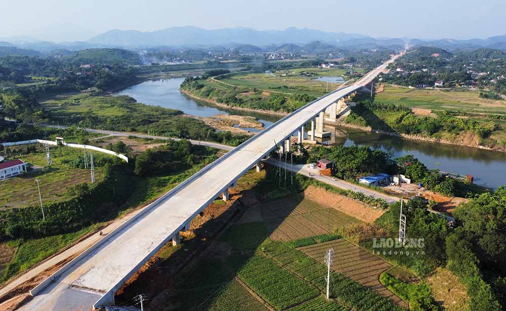 Cầu Đoan Hùng vượt sông Chảy thuộc địa phận xã Phú Lương (Đoan Hùng, Phú Thọ) đã hợp long đợt tháng 3.2023 hiện đang hoàn thiện một số hạng mục chuẩn bị thí nghiệm trải thảm nhựa. Ảnh: Nguyễn Tùng. 