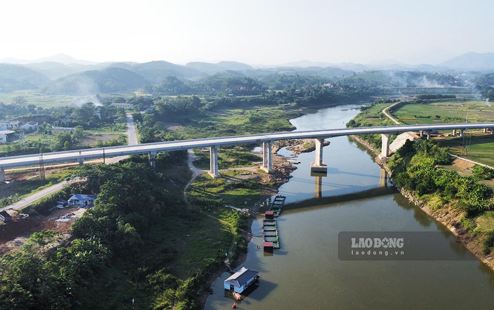 Đây là cây cầu vượt sông suy nhất của tuyến cao tốc Tuyên Quang - Phú Thọ dài 516m, ngoài ra còn 44 hầm chui dân sinh, 8 cầu nhỏ vượt núi giao hiện cũng đã hoàn thành.