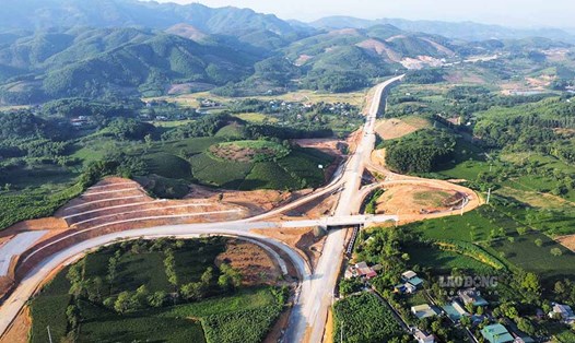 Cao tốc Tuyên Quang - Phú Thọ đang đẩy mạnh thi công để kịp về đích trong năm 2023. Ảnh: Nguyễn Tùng.