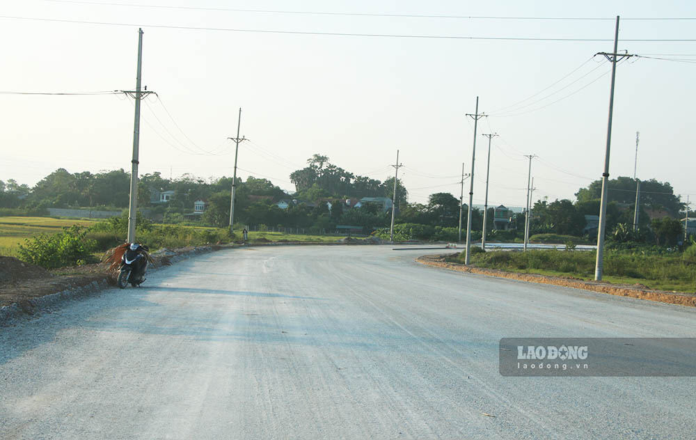 Ghi nhận trong ngày 2.10, tại điểm đầu dự án (xã Lưỡng Vượng, TP Tuyên Quang) phần mặt đường đã được trải đá dăm cấp phối, toàn bộ phần dải phân cách giữa đã được cắt bỏ.
