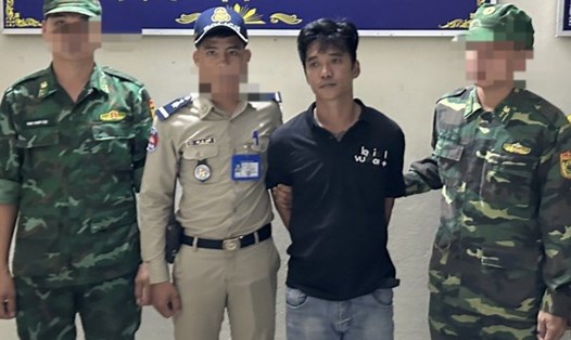 Đối tượng bị truy nã Bùi Kim Trọng bị bắt khi đang lẩn trốn tại Campuchia. Ảnh: Biên phòng cung cấp