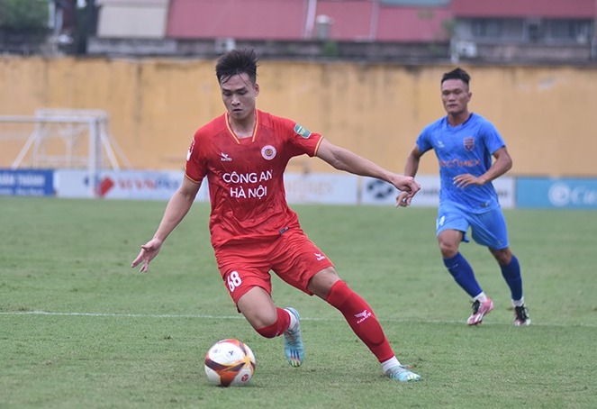 Tân binh Bùi Hoàng Việt Anh là sự bổ sung chất lượng cho hàng thủ Công an Hà Nội. Ảnh: CAHN FC