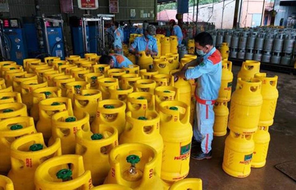 Giá gas tăng từ ngày 1.10, đắt thêm 20.000 đồng/bình 12kg. Ảnh: Nguyễn Phong