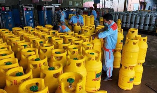 Giá gas tăng từ ngày 1.10, đắt thêm 20.000 đồng/bình 12kg. Ảnh: Nguyễn Phong