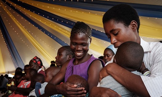 Phụ huynh đưa con đi tiêm vaccine sốt rét RTS, S ở Gisambai, Kenya. Ảnh: AFP