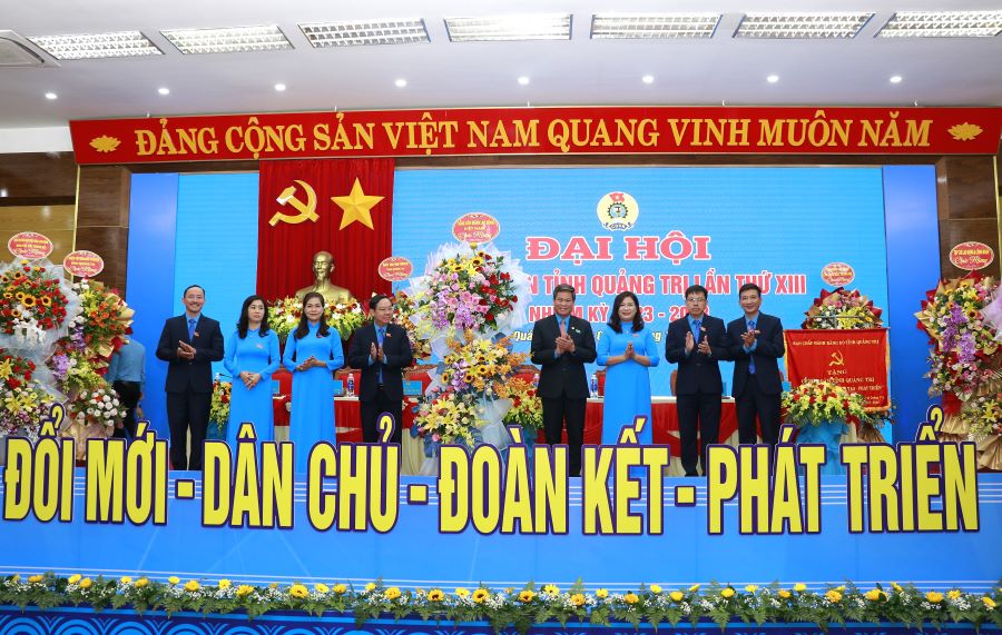 Phó Chủ tịch Tổng LĐLĐ Việt Nam Huỳnh Thanh Xuân tặng hoa chúc mừng Đại hội Công đoàn tỉnh Quảng Trị. Ảnh: Hưng Thơ.