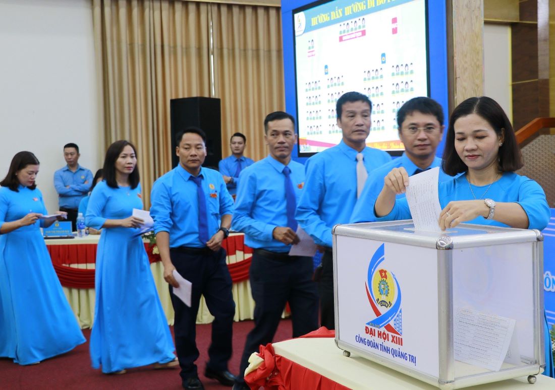 Các đại biểu tham dự Đại hội Công đoàn tỉnh Quảng Trị bỏ phiếu bầu Ban Chấp hành LĐLĐ tỉnh khóa XIII. Ảnh: Hưng Thơ.