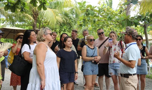 Du khách Australia tìm hiểu và trải nghiệm sản phẩm tắm bùn khoáng tại thành phố Nha Trang, Khánh Hòa. Ảnh: Phương Linh