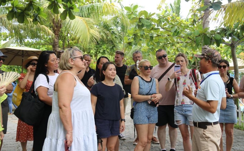 Du khách Australia tìm hiểu và trải nghiệm sản phẩm tắm bùn khoáng tại thành phố Nha Trang, Khánh Hòa. Ảnh: Phương Linh