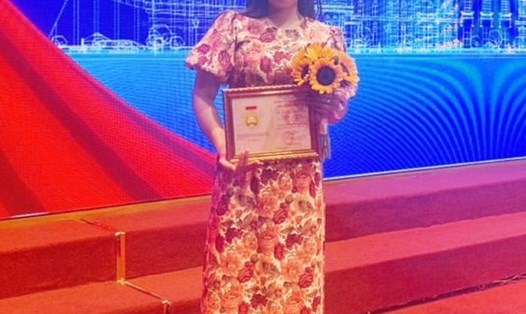 Chị Trần Thị Hương Trang nhận Bằng Lao động sáng tạo năm 2022. Ảnh: Nhân vật cung cấp