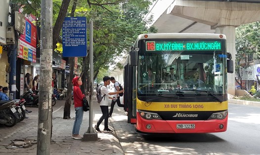 Nhiều người dân tại Hà Nội cho rằng, việc tăng giá vé xe buýt, chất lượng buộc phải tăng theo. Ảnh: Lan Nhi