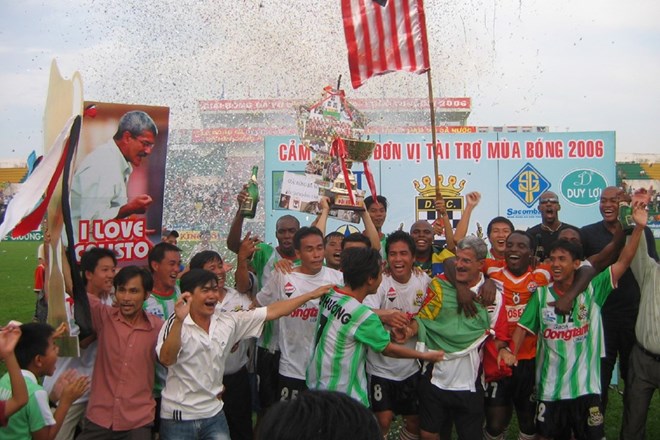 Đội bóng Long An với chức vô địch V.League năm 2006. Ảnh: Kỳ Quan 