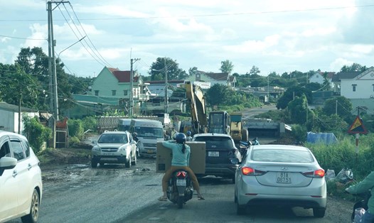 Quốc lộ 19 hư hỏng nặng, giao thông thường xuyên ùn tắc đoạn qua huyện Mang Yang, Đak Đoa. Ảnh: Thanh Tuấn 