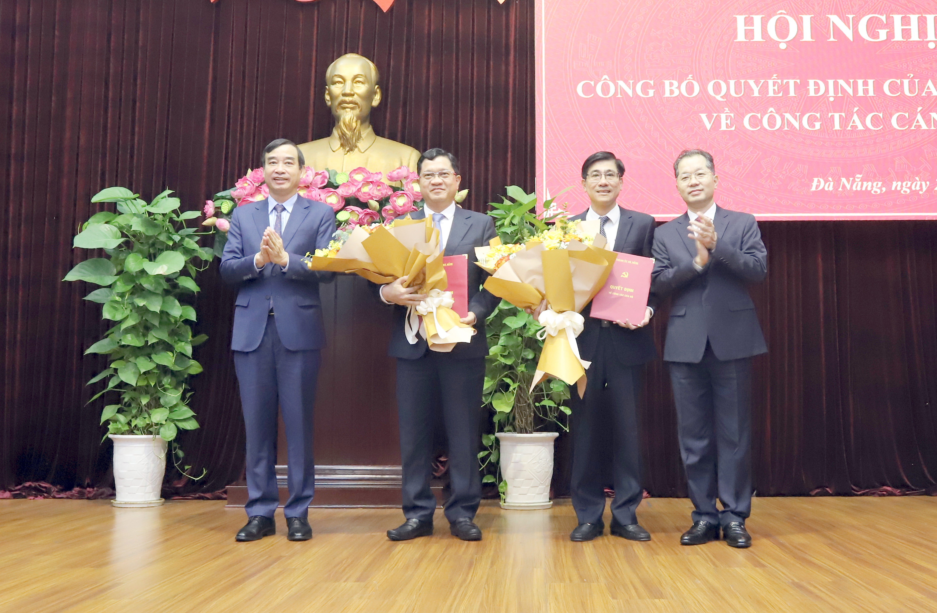 Ông Nguyễn Văn Quảng - Bí thư Thành ủy Đà Nẵng (phải), ông Lê Trung Chinh - Chủ tịch UBND thành phố Đà Nẵng (trái) tặng hoa chúc mừng 2 nhân sự mới. Ảnh: Thanh Hà