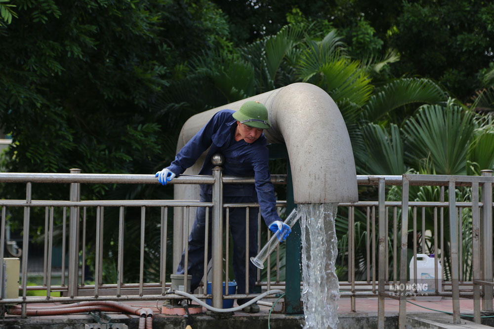 Anh Hồ Anh Tuấn (40 tuổi), công nhân nhà máy tiến hành kiểm tra chất lượng nước thải sau quá trình xử lý vi sinh. Sau đó, lượng nước thải còn được đưa vào máy ép bùn để tách bùn lần cuối. Lúc này, nước thải có thể sử dụng tái sản xuất, tưới cây, rửa đường.