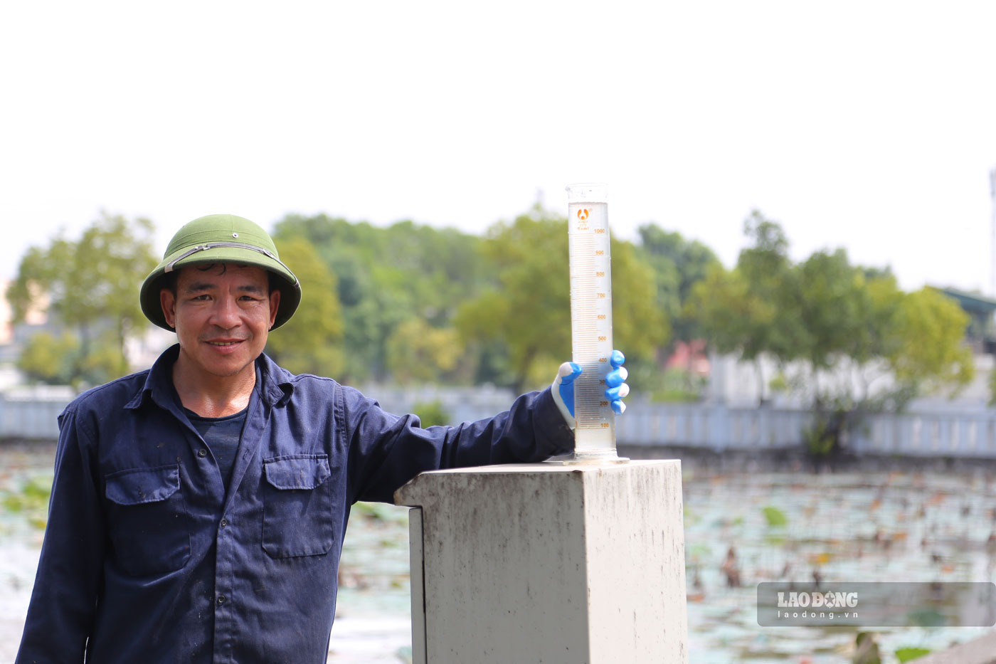Công nhân nhà máy kiểm tra chất lượng nước lần cuối trước khi xả ra sông Ngũ Huyện Khê.