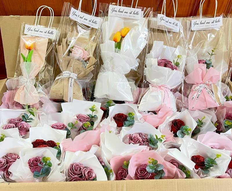 Hoa sáp được bày bán nhiều tại Đà Nẵng. Ảnh: Trần Thi