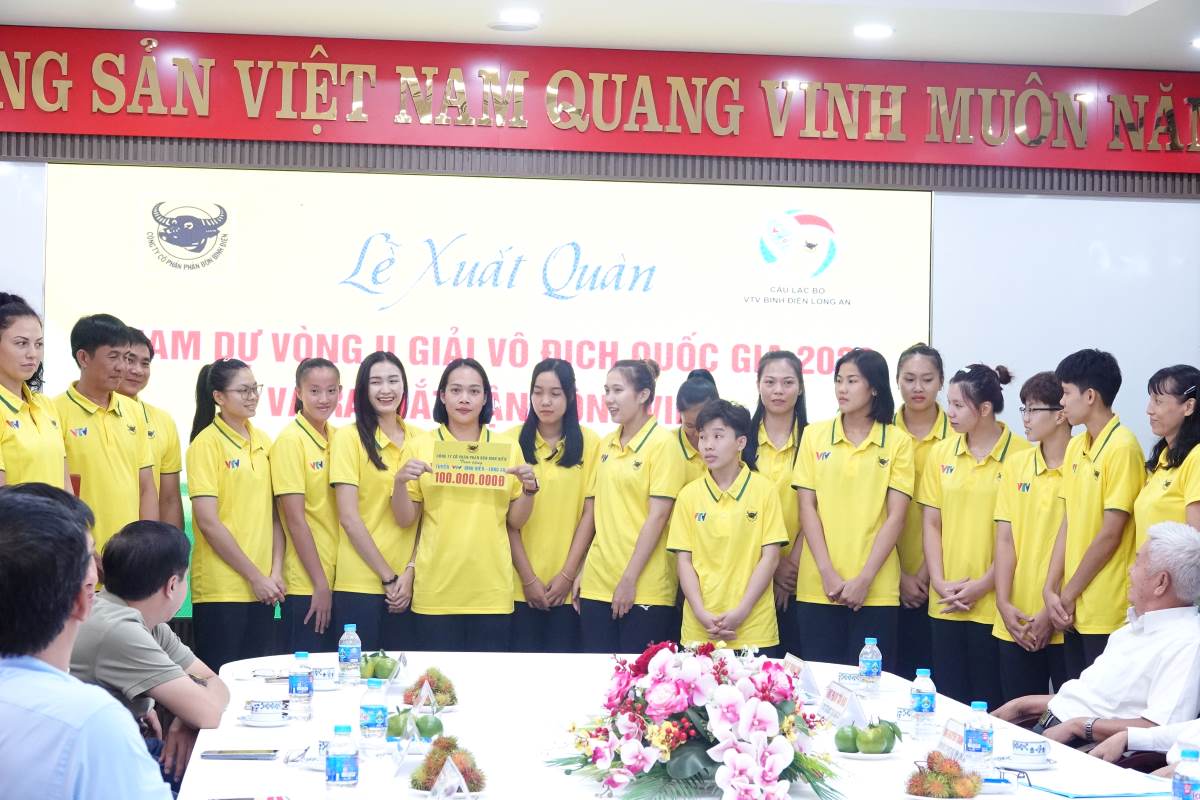 Lãnh đạo công ty Bình Điền động viên 100 triệu đồng cho đội VTV Bình Điền Long An trước khi dự vòng 2. Ảnh: Nguyễn Đăng