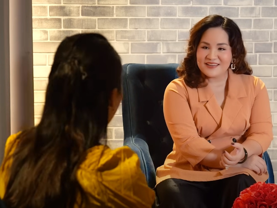 Chị S tâm sự với tiến sĩ Tô Nhi A tại "Người thứ 3". Ảnh: NSX