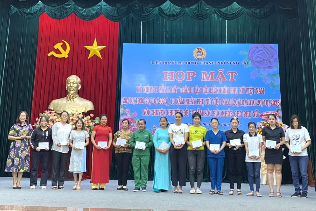 LĐLĐ TP Vũng Tàu tổ chức tặng quà cho nữ CNVCLĐ có hoàn cảnh khó khăn trong dịp 20.10. Ảnh: Nguyễn Mai