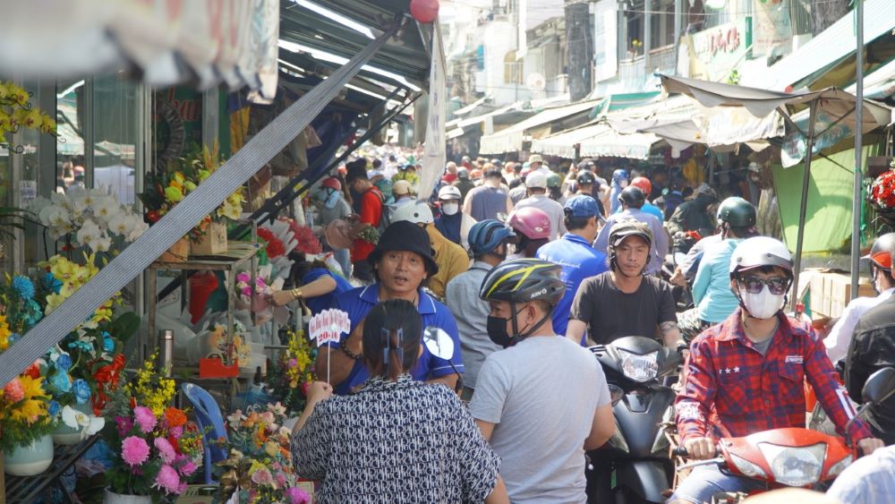 Ghi nhận của Lao Động, sáng 20.10 tại chợ hoa Hồ Thị Kỷ có rất đông người dân đổ về đây để mua hoa, gửi tặng đến những người phụ nữ thân quen của mình.