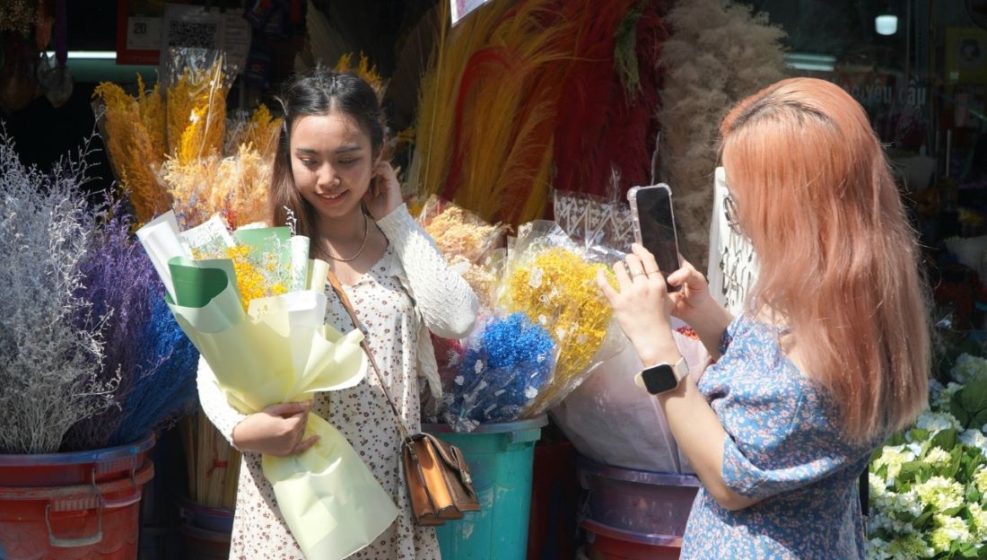 Một số bạn nữ trong cũng tranh thủ đến chợ hoa để chụp ảnh.