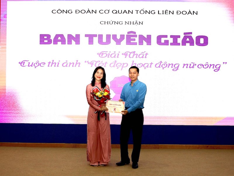 Ông Nguyễn Đức Thịnh - Uỷ viên Đoàn Chủ tịch, Trưởng ban Đối ngoại Tổng LĐLĐVN trao giải nhất cho đại diện Ban Tuyên giáo. Ảnh: Quang Hùng
