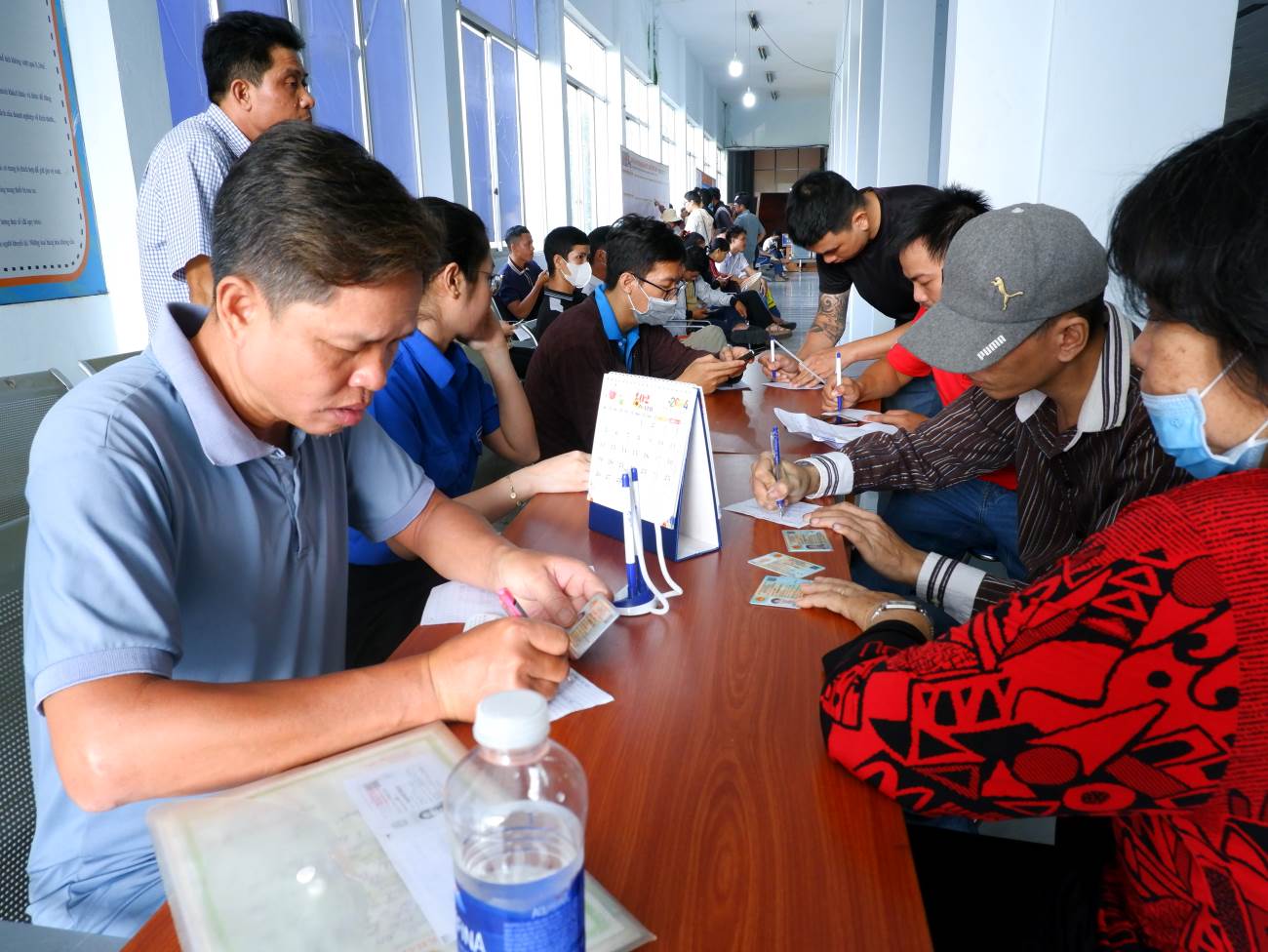 Năm nay ga Sài Gòn đã chuẩn bị sẵn các phiếu để khách hàng điền thông tin trước khi đến quầy mua vé. Đồng thời, lực lượng hướng dẫn khách hàng, thanh niên tình nguyện và an ninh trật tự được bố trí đầy đủ để hỗ trợ khách hàng.
