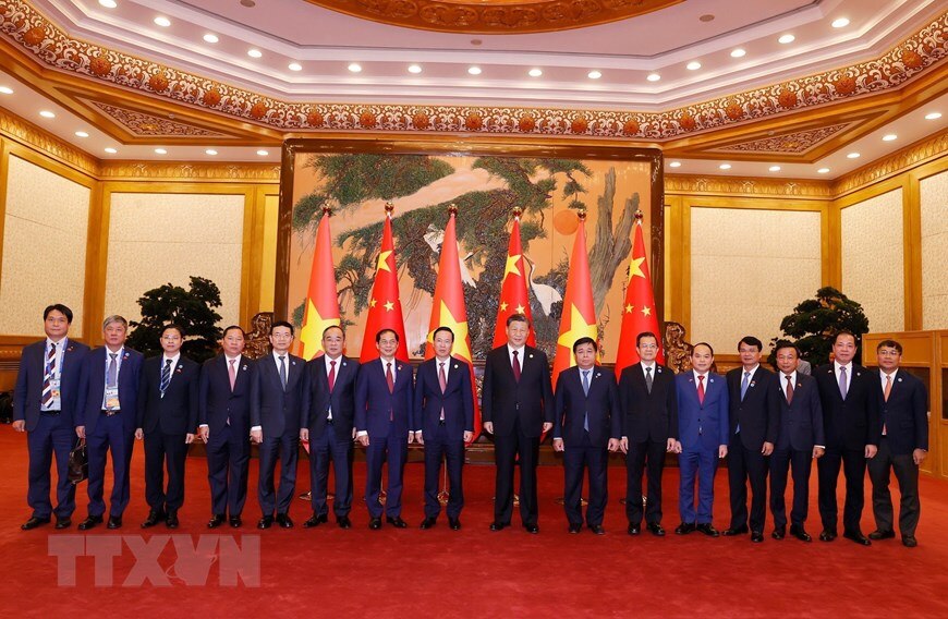 Chủ tịch nước Võ Văn Thưởng và Tổng Bí thư, Chủ tịch Trung Quốc Tập Cận Bình chụp ảnh chung với các đại biểu Việt Nam, Trung Quốc. Ảnh: TTXVN