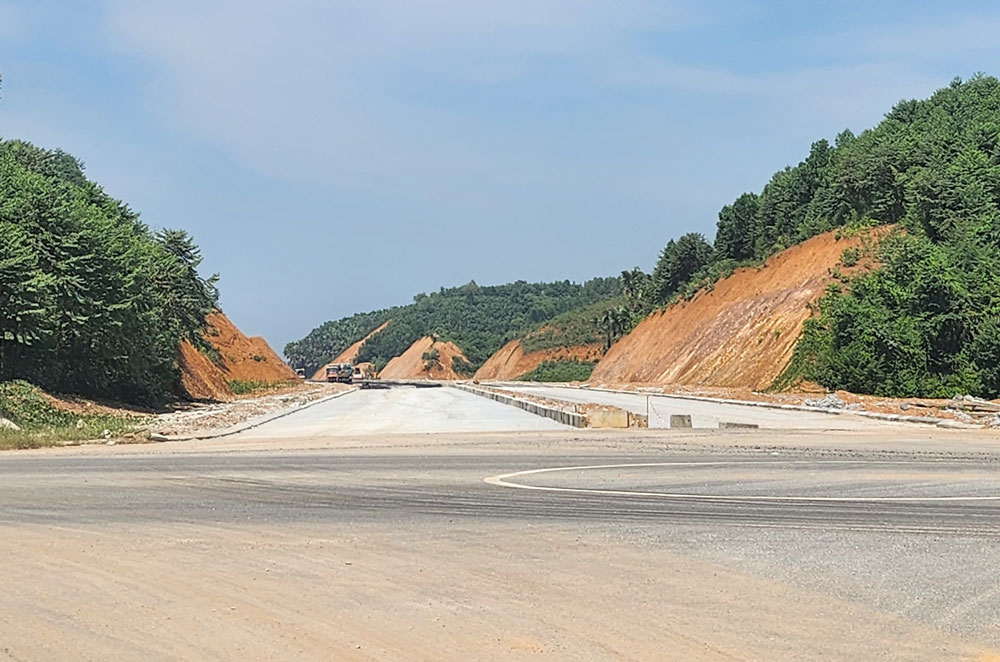 Đây là một trong những Dự án trọng điểm giúp kết nối các tuyến quốc lộ với đường cao tốc Nội Bài - Lào Cai. Ảnh: Bảo Nguyên