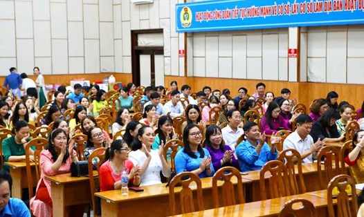 Các nữ cán bộ, nhà giáo, người lao động ngành giáo dục tỉnh Bình Thuận tham dự chương trình. Ảnh: Duy Tuấn