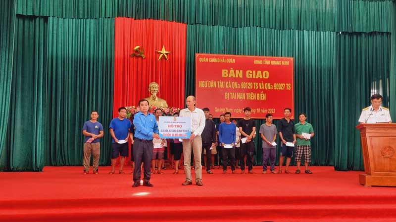 Chủ tịch LĐLĐ tỉnh Quảng Nam trao quà hỗ trợ ngư dân cho đại diện nghiệp đoàn nghề cá huyện Núi Thành. Ảnh: Hoàng Bin
