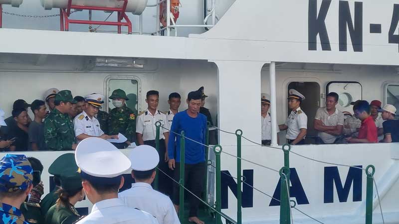 Tàu Kiểm ngư 467 đưa 83 ngư dân cùng 2 thi thể cập bến Quảng Nam. Ảnh: Hoàng Bin