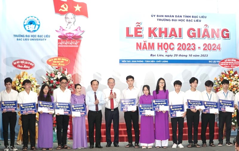 Các sinh viên nhận học bổng tại lễ khai giảng năm học mới Trường Đại học Bạc Liêu. Ảnh: Nhật Hồ