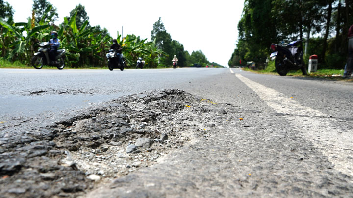 Thế nhưng, sau hơn 10 năm đi vào hoạt động, quốc lộ 61C đoạn TP Cần Thơ vẫn chưa có hệ thống chiếu sáng và thường xuyên bị bong tróc xuất hiện ổ gà mỗi khi trời mưa.