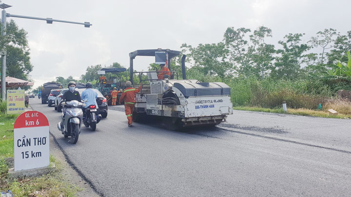 Được biết, trong tháng 6.2023, Khu quản lý đường bộ IV, Cục Đường bộ Việt Nam (Bộ Giao thông vận tải) chi 12 tỉ đồng để cán lại nhựa mặt đường dài 4km trên tuyến quốc lộ 61C  (TP Cần Thơ).