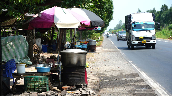 Là người sống ven quốc lộ 61C, anh Nguyễn Văn Bảy (huyện Phong Điền, TP Cần Thơ) – chia sẻ, đoạn đường này trước giờ không có đèn chiếu sáng, vì thế các phương tiện đi lại vào buổi tối rất nguy hiểm. Không những vậy, con đường đã có nhiều đoạn bị sụt lún và hư hỏng, xuất hiện nhiều ổ voi, ổ gà. Đặc biệt, vào mùa mưa, nơi đây xảy ra tình trạng ngập lụt, chạy trên đường mà nước ở dưới nền đường bắn lên tới mặt.