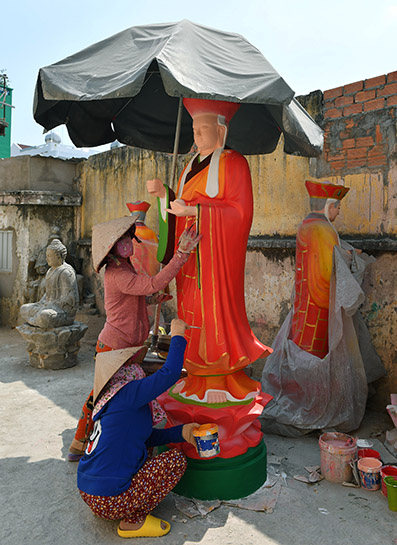 Tô tượng (làng nghề làm tượng Phật ở Quận 6, TPHCM có tuổi đời gần 100 năm).