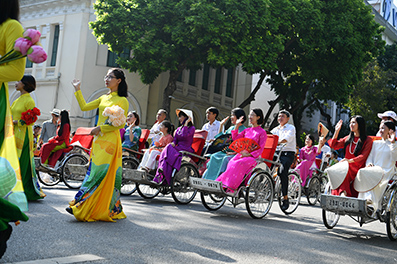 Vẻ đẹp của áo dài trong Festival Thu Hà Nội 2023.