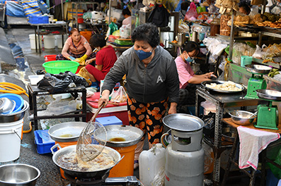 Tất bật từ sáng trong chợ (Quận 5, TP Hồ Chí Minh).