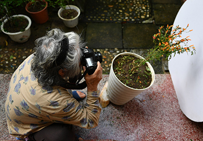 Nghệ nhân Tôn Nữ Thị Hà (Huế) đang chụp ảnh - một trong những thú vui của nghệ nhân ẩm thực nổi tiếng này.