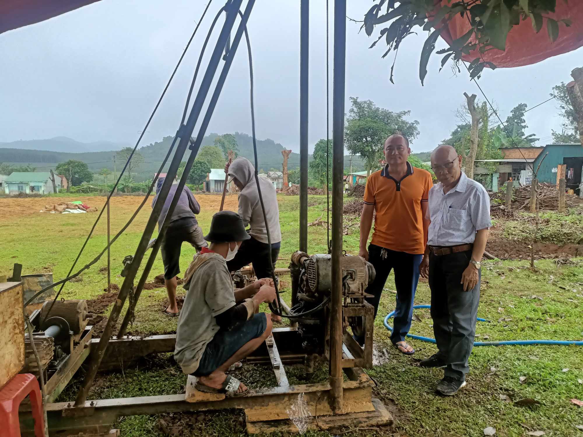 Khởi công đào giếng nước sạch cho người dân. Ảnh: Lê Nguyên 