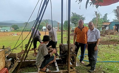Khởi công đào giếng nước sạch cho người dân. Ảnh: Lê Nguyên